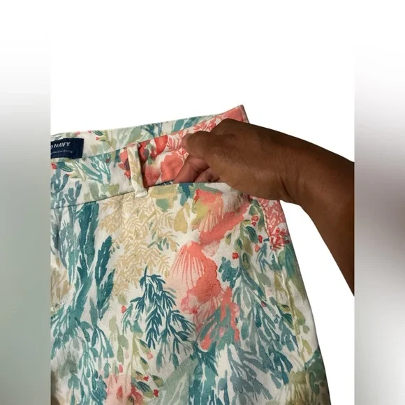 Old Navy Pixie Mid-Rise Floral Print Pants. Size 6 Regular. - Picture 10 of 11